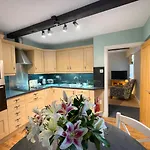 Apartment Scale Hill *