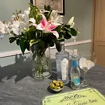 Scale Hill Apartment