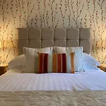 Apartment Scale Hill *