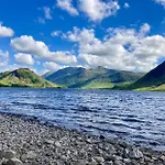 Scale Hill Apartment *