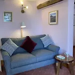 Scale Hill Apartment